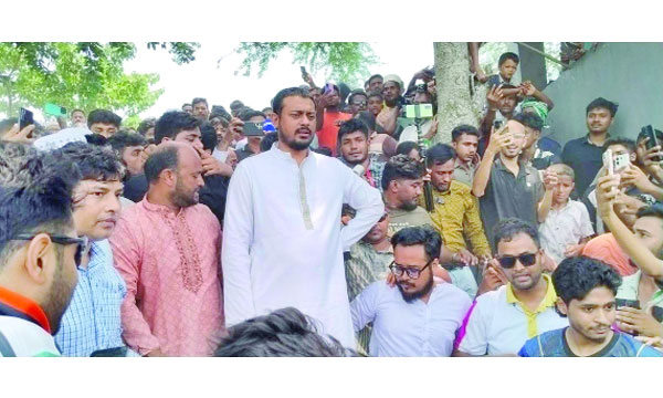 এনসিপি নেতা নাসীরুদ্দিন পাটওয়ারী গতকাল যশোরের বেনাপোলের সাদীপুর সীমান্ত এলাকা পরিদর্শনে যান :  নয়া দিগন্ত