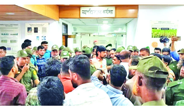 ধান গবেষণা ইনস্টিটিউটের মহা পরিচালকের কার্যালয়ের বাইরে দুই পক্ষের হট্টগোল  : নয়া দিগন্ত