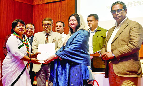 মাইলস্টোন ট্রাজেডিতে আহত শিক্ষার্থী, শিক্ষক ও কর্মচারীদের সহায়তাকারী বিভিন্ন প্রতিষ্ঠানের মধ্যে ক্রেস্ট প্রদান করেন ডা: জুবাইদা রহমান  : পিআইডি