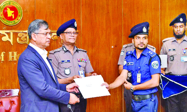 স্বরাষ্ট্রমন্ত্রী মো: সালাহউদ্দিন আহমেদের কাছ থেকে সম্মাননা গ্রহণ করছেন পিবিআই কর্মকর্তা :  নয়া দিগন্ত
