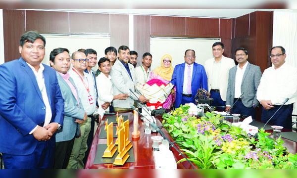হামদর্দ বিশ্ববিদ্যালয়ের রোবোটিক্স দলের শিক্ষার্থীদের সংবর্ধনা  : নয়া দিগন্ত