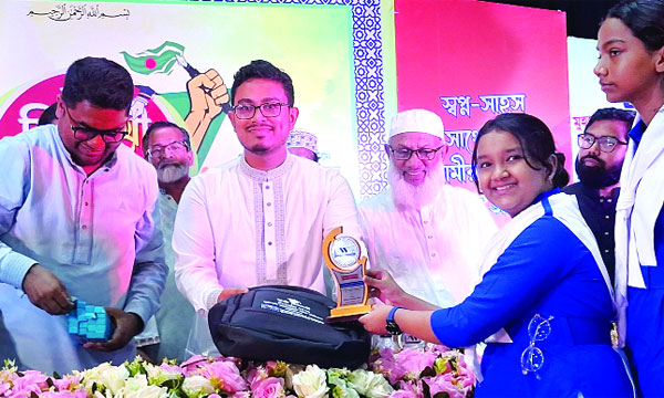 পটুয়াখালীতে কৃতী শিক্ষার্থীদের হাতে উপহার সামগ্রী তুলে দেন সাদিক কায়েম  : নয়া দিগন্ত
