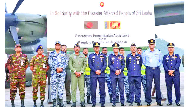 বিমানবাহিনীর একটি দল জরুরি ত্রাণসামগ্রী নিয়ে শ্রীলঙ্কার উদ্দেশে রওনা হওয়ার আগ মুহূর্তে