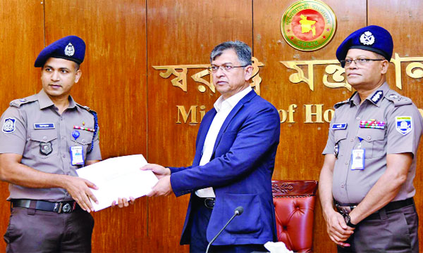 স্বরাষ্ট্রমন্ত্রী সালাহউদ্দিন আহমদ  প্রশংসনীয় কাজের স্বীকৃতিপ্রাপ্ত পুলিশ সদস্যদের হাতে পুরস্কার তুলে দেন : পিআইডি