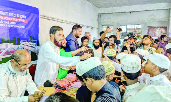 শেওড়াপাড়ায় শিশুদের মধ্যে কলম ও খাবার বিতরণ করেন মোহাম্মদ সেলিম উদ্দিন  : নয়া দিগন্ত