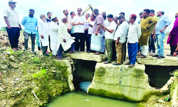 চট্টগ্রামের সিটি মেয়র বারইপাড়া খাল পরিদর্শন করেন  : নয়া দিগন্ত