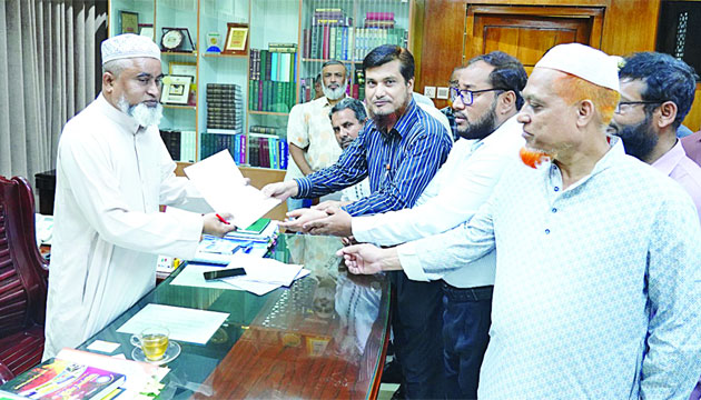 ইসলামিক ফাউন্ডেশনের ডিজির কাছে স্মারকলিপি দিচ্ছেন কর্মকর্তা-কর্মচারী প্রতিনিধিরা: নয়া দিগন্ত