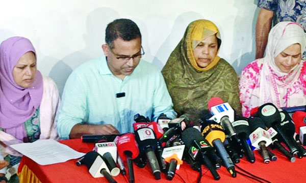 সিলেটে ট্রিপল মার্ডারের ঘটনায় নিহত সাত্তার-সুরাইয়া দম্পতির পরিবার আয়োজিত সংবাদ সম্মেলনে বক্তব্য রাখেন ছেলে আরিফ ইফতেখার  : নয়া দিগন্ত