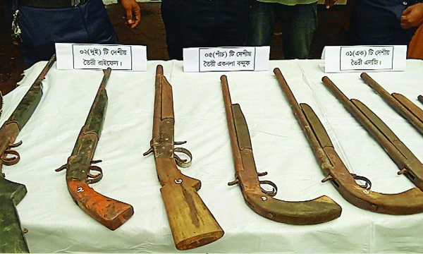 মহেশখালীতে উদ্ধারকৃত অস্ত্র  : নয়া দিগন্ত