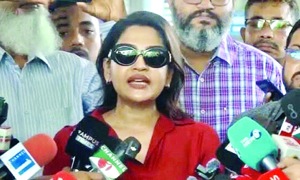 শাহজালাল বিমানবন্দরে সাংবাদিকদের সাথে কথা বলেন অভিনেত্রী বাঁধন : নয়া দিগন্ত