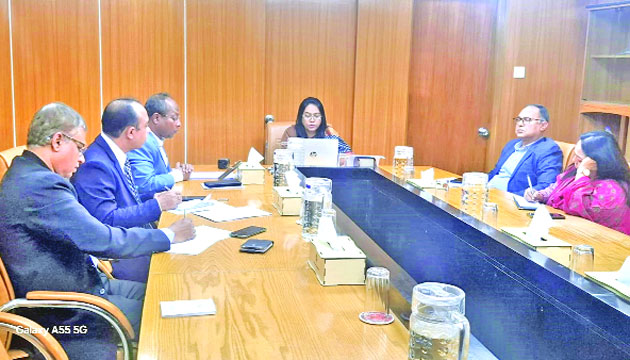 নির্বাচনী কৌশল সম্পর্কে দিক নির্দেশনা প্রদানের জন্য আয়োজিত সভায় বক্তব্য রাখছেন তথ্যসচিব :  নয়া দিগন্ত