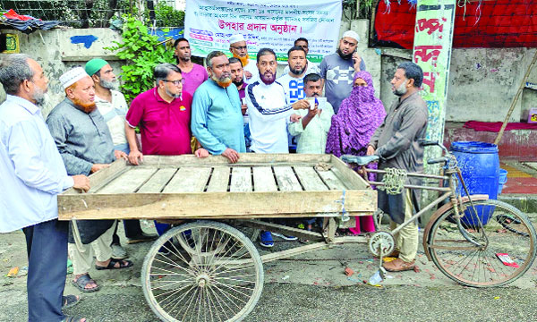 রাজধানীর মিরপুরে ভ্যান ও সবজি কেনার জন্য দরিদ্রদের মধ্যে আর্থিক সহায়তা প্রদান করেন মোহাম্মদ সেলিম উদ্দিন :  নয়া দিগন্ত