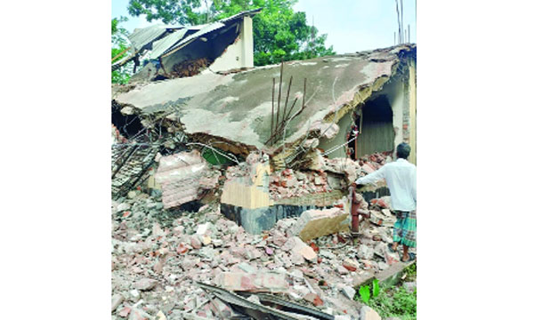 মির্জাগঞ্জে ভেকু দিয়ে গুঁড়িয়ে দেয়া চেয়ারম্যানের বসতবাড়ি : নয়া দিগন্ত