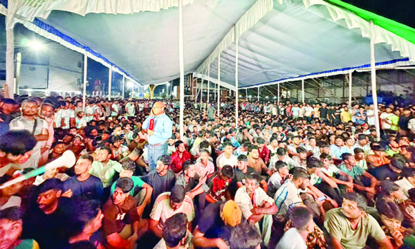 সিলেট নগরভবনের সামনে এলইডি স্ক্রিনে বিশ্বকাপ ফুটবলের ফাইনাল খেলা উপভোগ করেন দর্শকরা : নয়া দিগন্ত