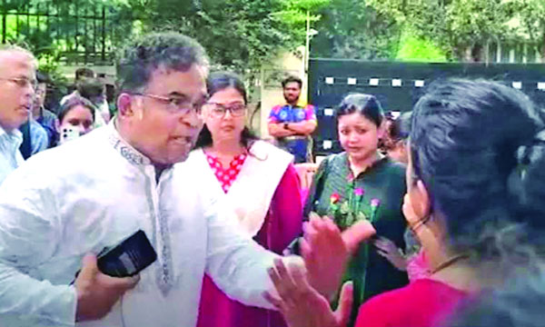 জাহাঙ্গীরনগর বিশ্ববিদ্যালয়ের ভিসি অধ্যাপক ড. মোহাম্মদ কামরুল আহসানের সাথে জাবি বাঁচাও আন্দোলনের নেতাদের বাগিতণ্ডা : নয়া দিগন্ত