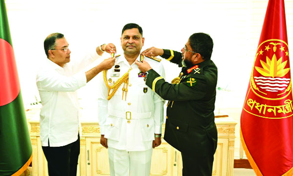 প্রধানমন্ত্রী তারেক রহমান বিমানবাহিনী সদর দফতরে নৌবাহিনী প্রধান খোন্দকার মিসবাহ উল আজীমকে অ্যাডমিরাল র‌্যাংক ব্যাজ পরিয়ে দেন   :  পিআইডি
