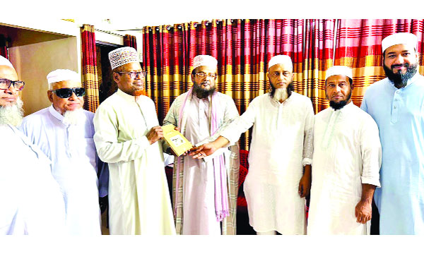 বাংলাদেশ মাদরাসা শিক্ষা বোর্ড চেয়ারম্যান প্রফেসর মিঞা মো: নূরুল হকের হাতে ‘মুজাল্লাতুল যিকর-ওয়াল ফিকর’ তুলে দেন শায়খ মুহাম্মদ আবদুল হাই নদভী
