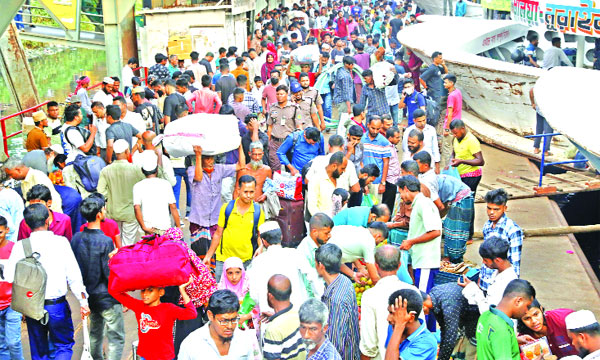 সদরঘাট লঞ্চ টার্মিনালে গতকাল ছিল যাত্রীদের উপচে পড়া ভিড় :  নয়া দিগন্ত