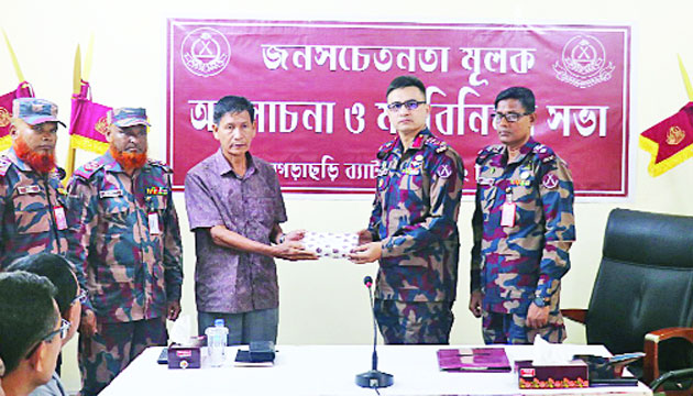 খাগড়াছড়ি সদর ক্ষতিগ্রস্ত দোকান মালিকদের অনুদানের অর্থ তুলে দেন ৩২ বিজিবির অধিনায়ক লে. কর্নেল কামরান কবির উদ্দিন : নয়া দিগন্ত