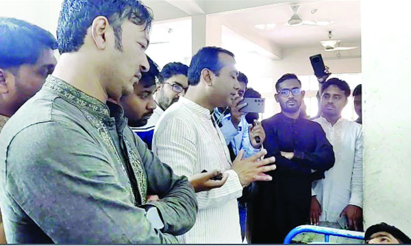 নিষিদ্ধ ছাত্রলীগ কর্মীকে দেখতে  হাসপাতালে ছাত্রদল সভাপতি