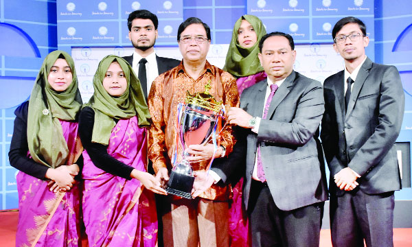 অতিথি ও বিচারকদের সাথে ডিবেট ফর ডেমোক্র্যাসির বিজয়ী বিতার্কিকরা : নয়া দিগন্ত