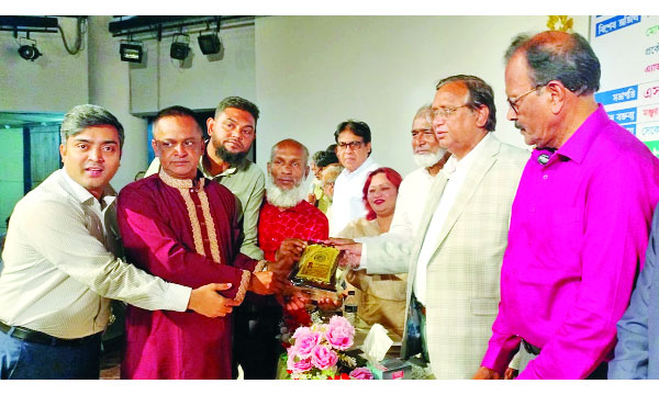 আরজেএফের প্রতিষ্ঠাবার্ষিকীতে ঢাকা দক্ষিণ সিটির প্রশাসক মোহাম্মদ আবদুস সালামের সাথে সংগঠনের নেতারা : নয়া দিগন্ত