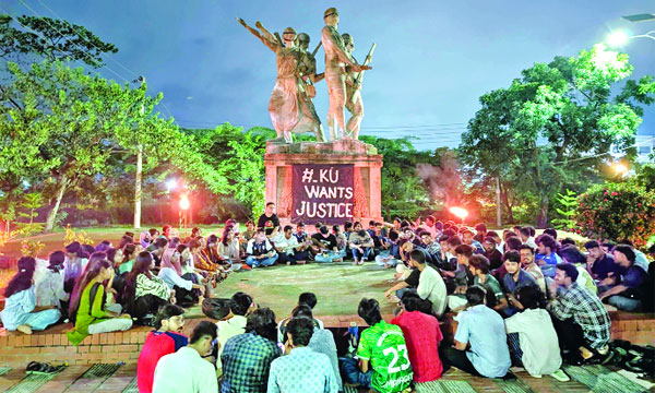 যৌন হয়রানির প্রতিবাদে খুবি শিক্ষার্থীদের অদম্য বাংলার সামনে মশাল প্রজ্বলন কর্মসূচি পালন করেন : নয়া দিগন্ত