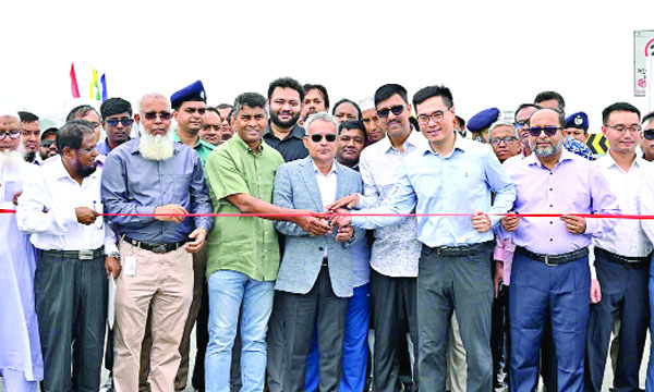 সড়ক মন্ত্রী শেখ রবিউল আলম ঢাকা-আশুলিয়া এলিভেটেড এক্সপ্রেসওয়ের ২টি সার্ভিস সেতু যানবাহন চলাচলের জন্য উদ্বোধন করেন : পিআইডি