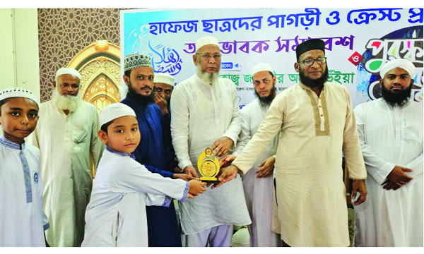 মাত্র ১০ মাসে পবিত্র কুরআনের ৩০ পারা মুখস্থ করায় শিশু আরহামকে সংবর্ধনা দেয়া হয়  : নয়া দিগন্ত