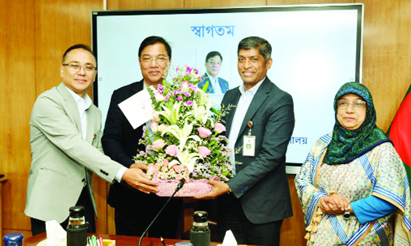 এম রশিদুজ্জামান মিল্লাত বেসামরিক বিমান ও পর্যটনমন্ত্রী হওয়ায় মন্ত্রণালয়ের কর্মকর্তা-কর্মচারীরা ফুল দিয়ে শুভেচ্ছা জানান  :  নয়া দিগন্ত