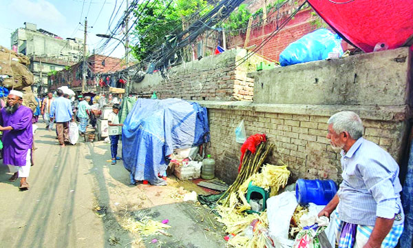 রাজধানীর মিটফোর্ড হাসপাতালের সীমানা প্রাচীর ঘেঁষে প্রতিনিয়ত এভাবে ময়লা আবর্জনা ফেলা হয়  : নয়া দিগন্ত