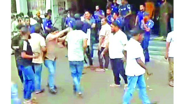 নারায়ণগঞ্জে কোরবানীর পশুর হাটের টেন্ডার নিয়ে দু’পক্ষের সংঘর্ষ : নয়া দিগন্ত