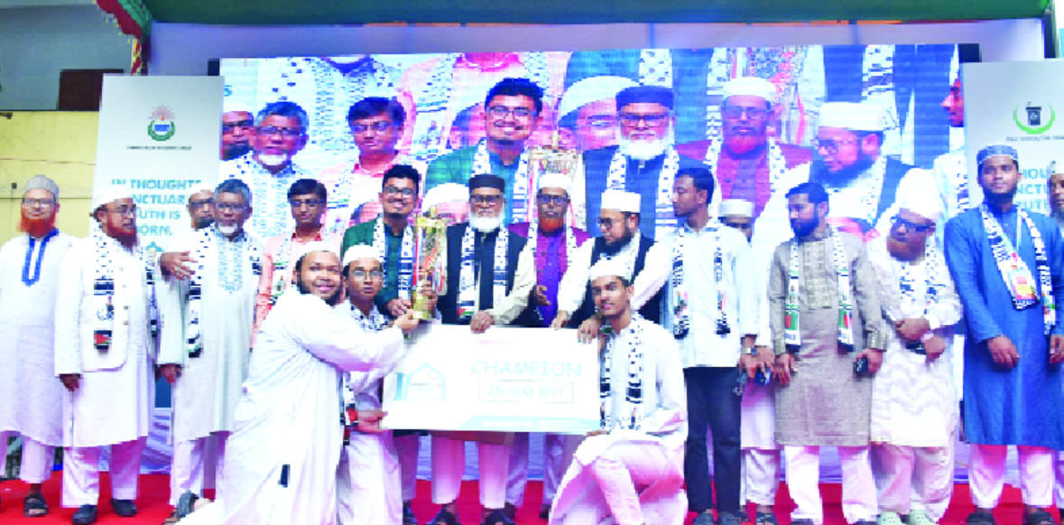 ধর্ম উপদেষ্টা ড. আ ফ ম খালিদ হোসেনের সাথে ফটোসেশনে তা’মীরুল মিল্লাত মাদরাসায় বিতর্ক প্রতিযোগিতায় বিজয়ীরা : নয়া দিগন্ত