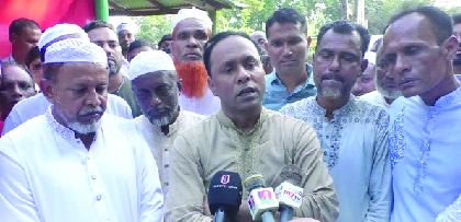 নেত্রকোনার কলমাকান্দায় উঠানবৈঠকে বক্তব্য রাখেন ব্যারিস্টার কায়সার কামাল :  নয়া দিগন্ত