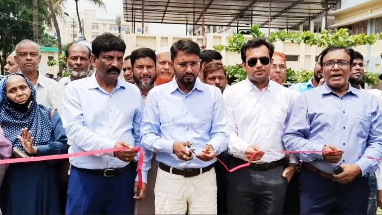 ফিতা কেটে মেলার উদ্বোধন করেন ধামরাই উপজেলার নির্বাহী কর্মকর্তা মো: আল মামুন