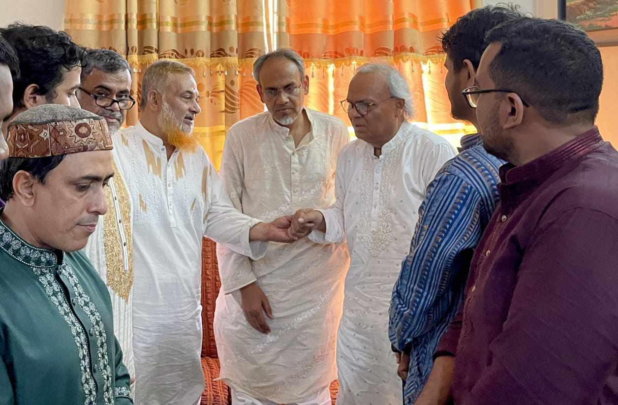 Porno talaba blowjob Aleksis Texas va Anikka Albrite oz sevgilisi oldida eshaklarini silkitadi.