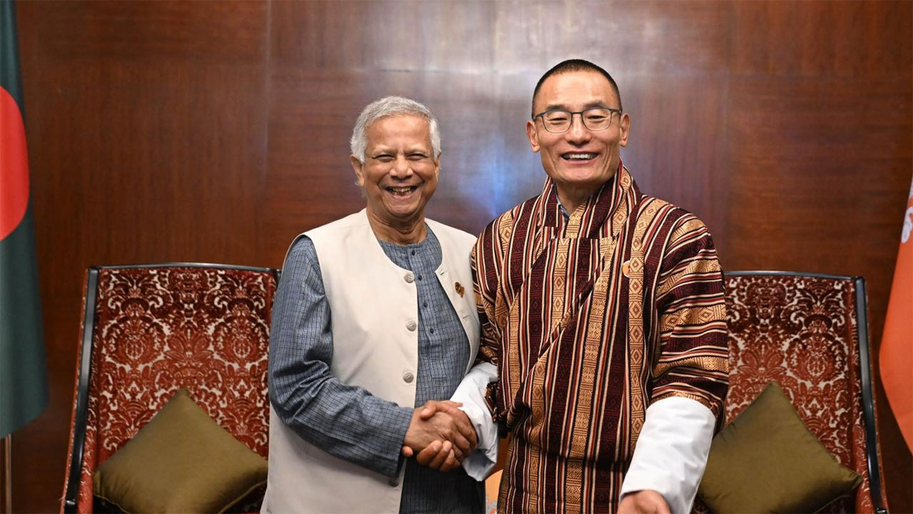 ভুটানের প্রধানমন্ত্রী শেরিং তোবগের সাথে সাক্ষাৎ করেছেন প্রধান উপদেষ্টা ড. মুহাম্মদ ইউনূস