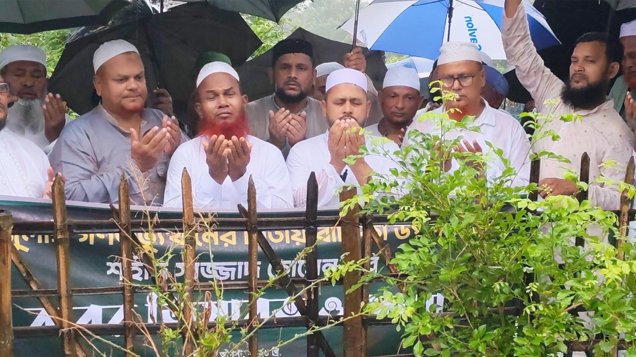 সৈয়দপুরে শহীদ সাজ্জাদের কবর জিয়ারত করে দোয়া করেছেন বাংলাদেশ জামায়াতে ইসলামীর নেতৃবৃন্দ