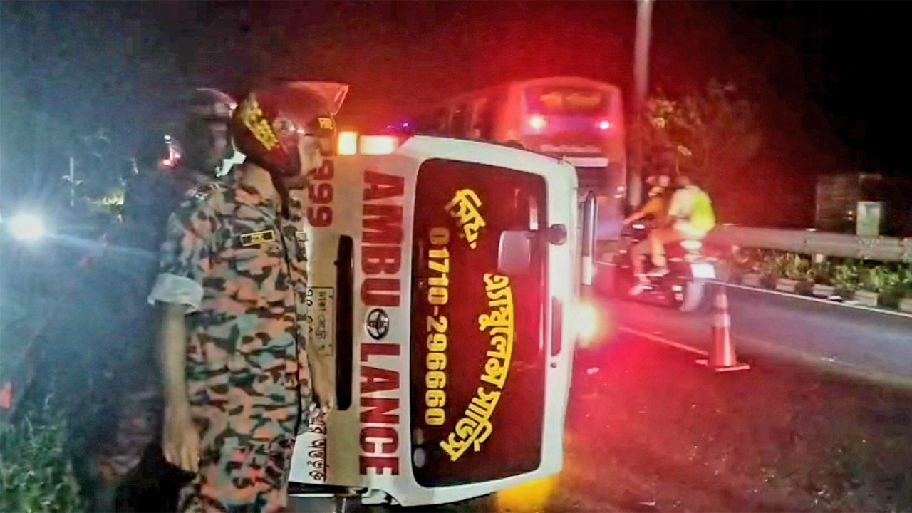 দুর্ঘটনাকবলিত অ্যাম্বুলেন্স