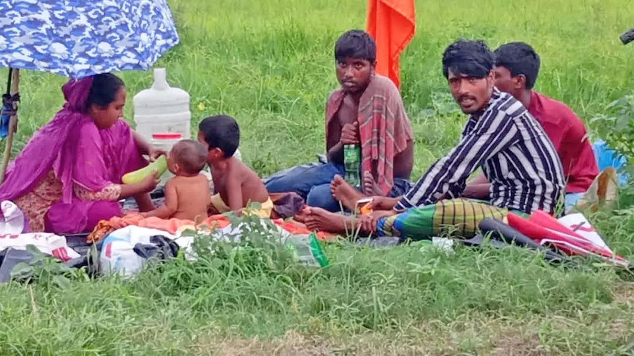 শূন্যরেখায় মানবেতর জীবনে সীমান্তে আটকে পরিবার