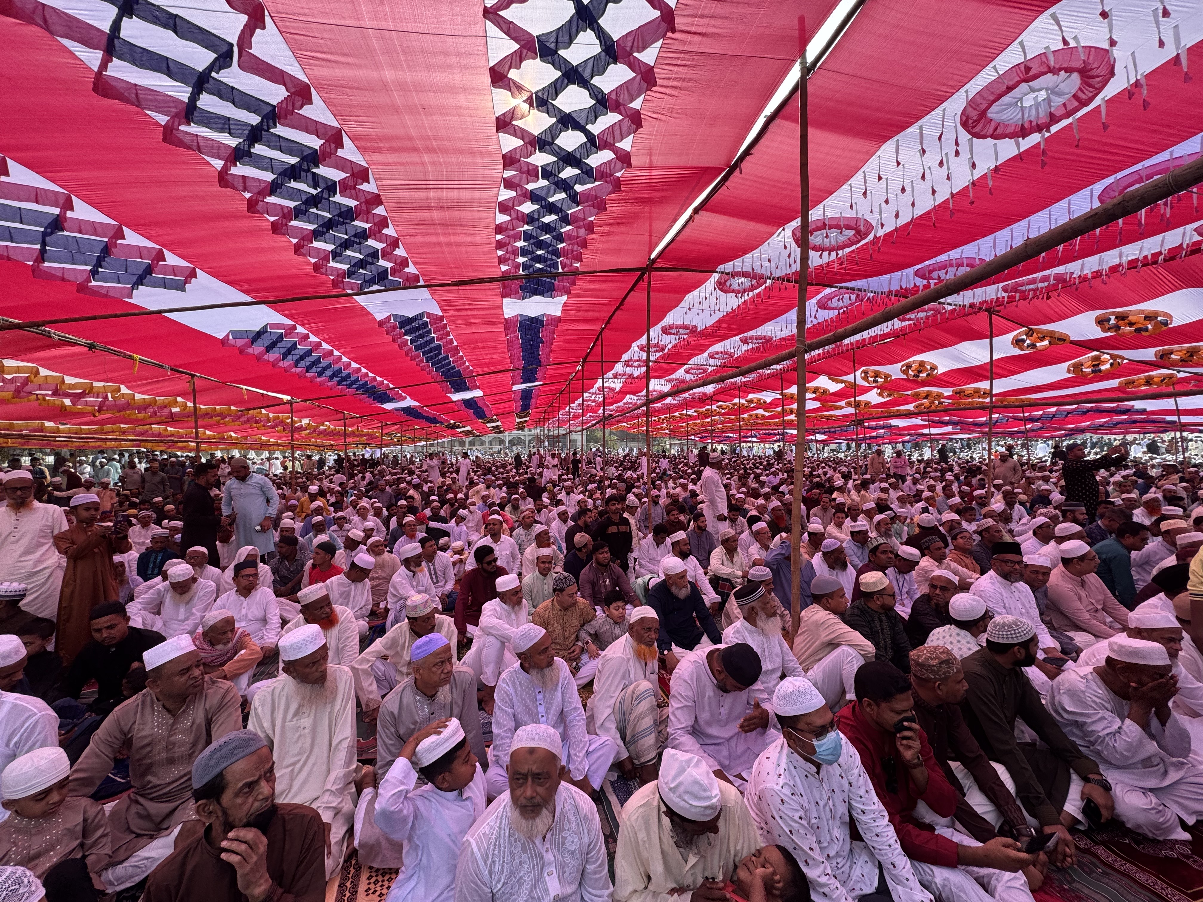 দাউদকান্দি কেন্দ্রীয় ঈদগাহ মাঠে মুসল্লিদের নামাজ আদায়