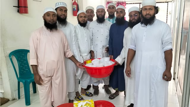 রোগীদের মাঝে খাদ্য বিতরণ
