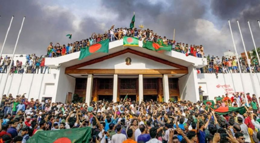 চব্বিশের ৫ আগস্ট ছাত্র-জনতার বিজয় উল্লাস