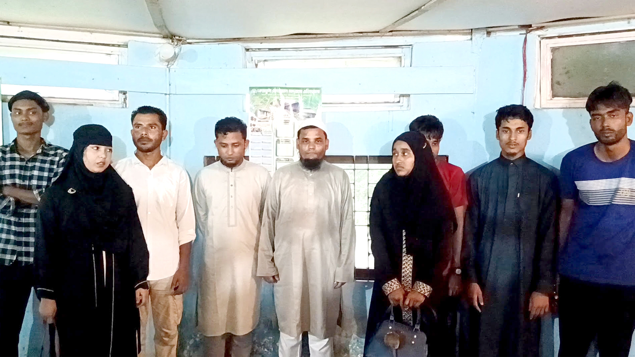 রোহিঙ্গা সন্দেহে আটক ব্যক্তিদের লংগদু থানায় হস্তান্তর করে যৌথবাহিনী