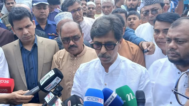 ঘটনাস্থান পরিদর্শনে কৃষিমন্ত্রী মোহাম্মদ আমিন উর রশিদ