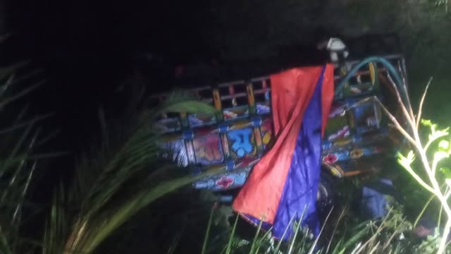 উল্টে যাওয়া ভটভটি