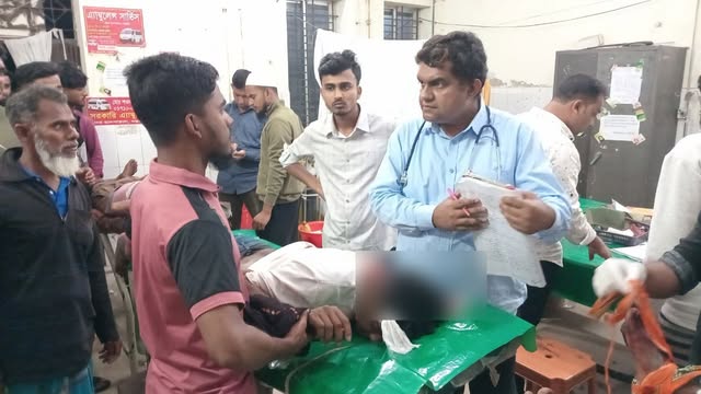 আহতদের চিকিৎসা দিচ্ছেন চিকিৎসক