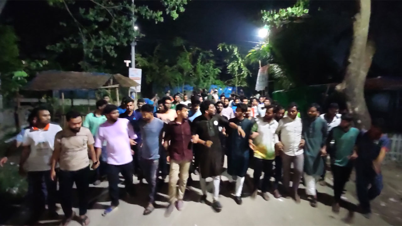 আ’লীগ নিষিদ্ধে নোবিপ্রবিতে শিক্ষার্থীদের আনন্দ মিছিল