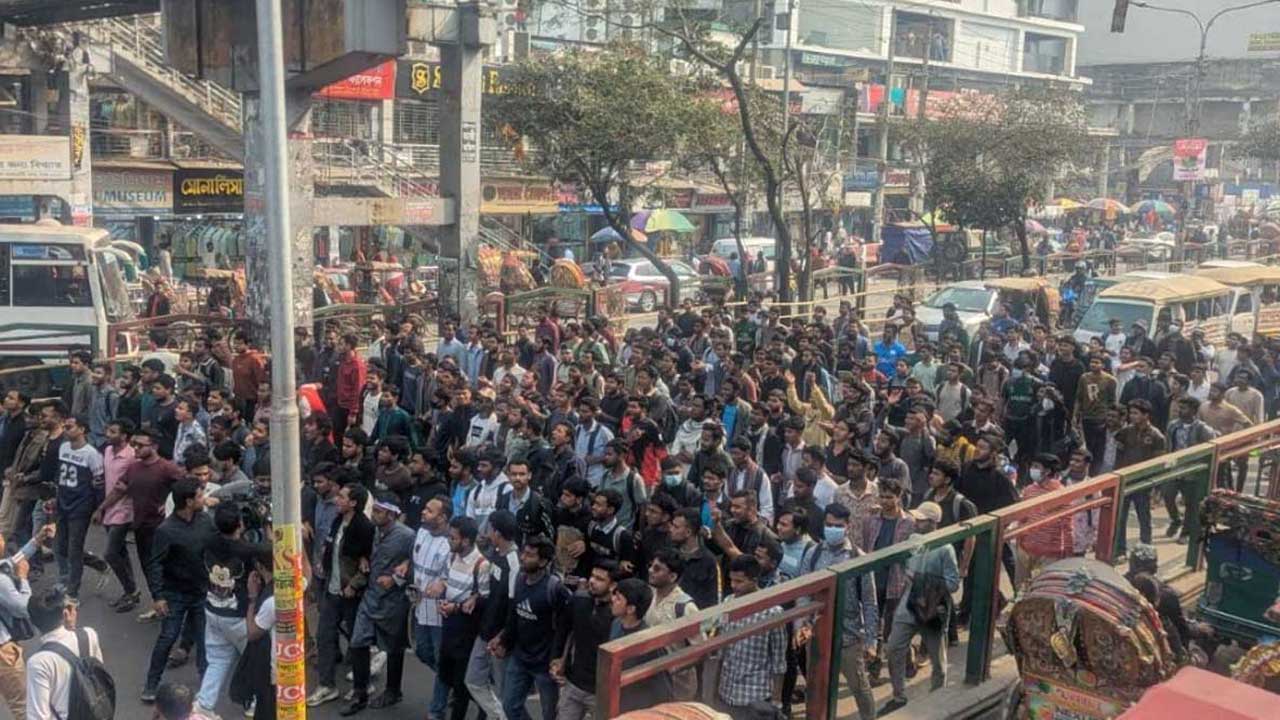 ঢাকা সেন্ট্রাল ইউনিভার্সিটির অধ্যাদেশ দাবিতে সায়েন্সল্যাব মোড় অবরোধ করেন সাত কলেজের শিক্ষার্থীরা