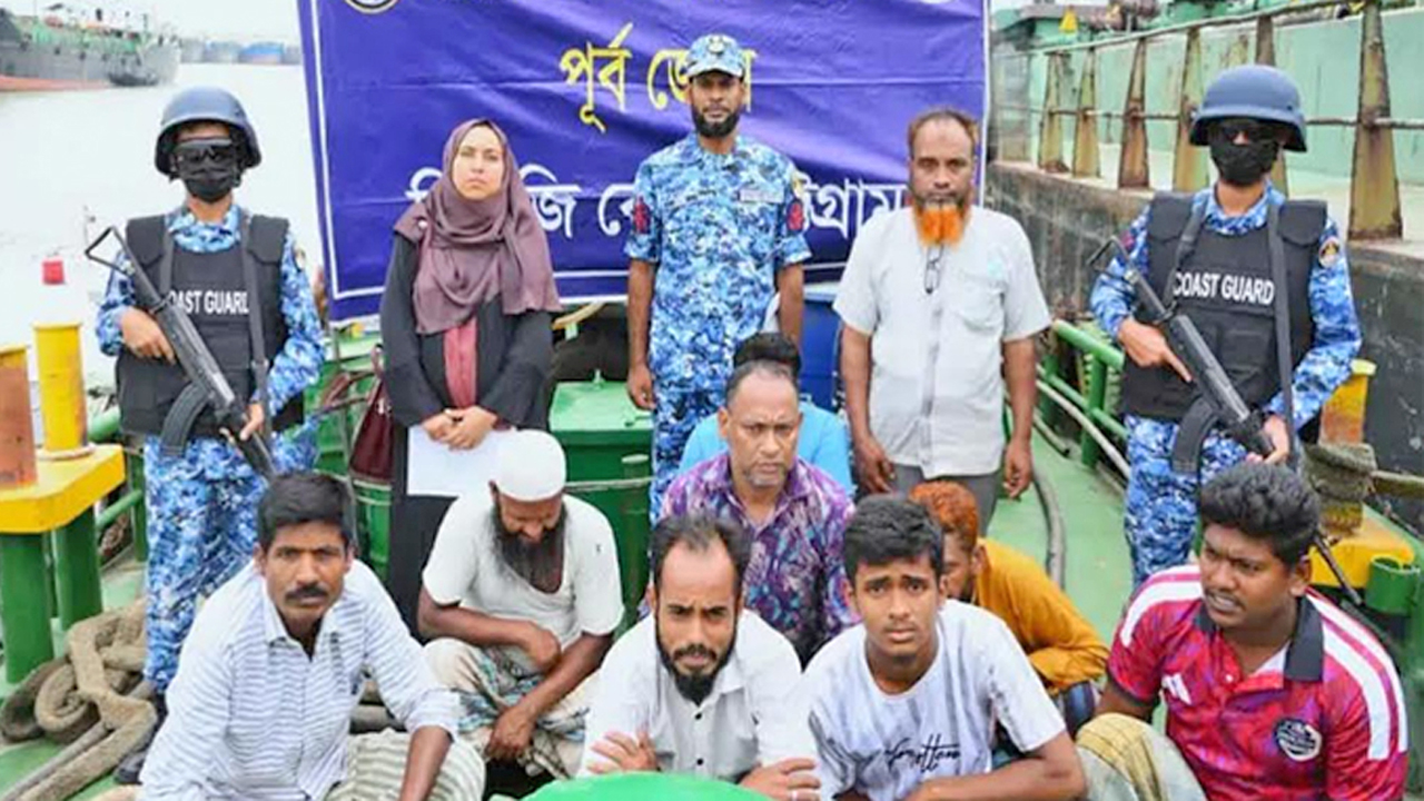 চোরাকারবারির সঙ্গে জড়িত চক্রের নয় সদস্যকে আটক করে কোস্টগার্ড
